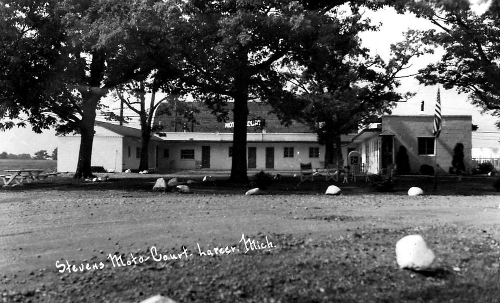 Red Oaks Motel (Stevens Moto-Court) - Vintage Postcard (newer photo)